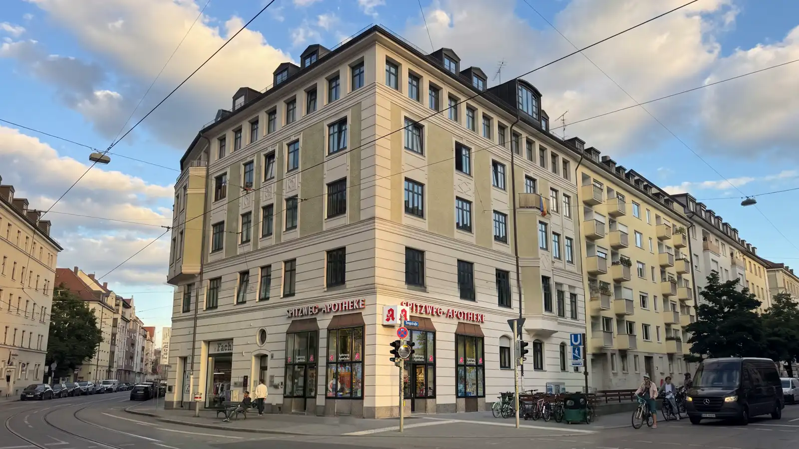 Die Spitzweg-Apotheke im Eckhaus am Hohenzollernplatz
