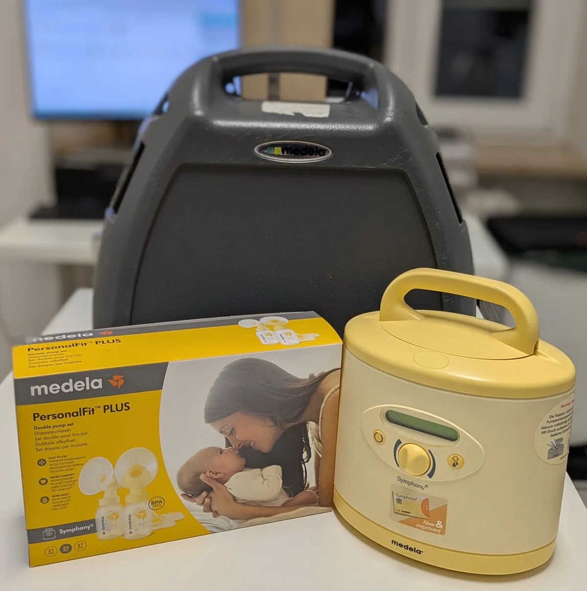 Die Medela-Milchpumpe Symphony mit Transportkoffer und PersonalFit-Plus-Pumpset.